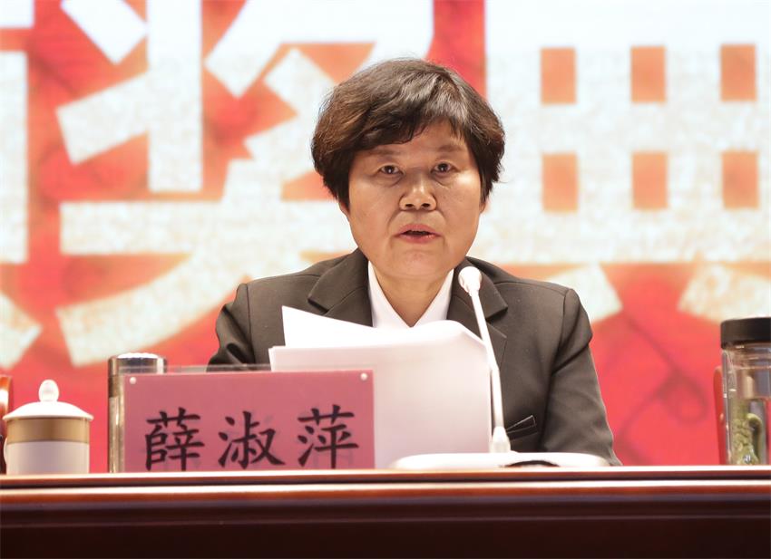 集團(tuán)黨委常委、徐州市樹恩中學(xué)總校長(zhǎng)薛淑萍同志宣讀表彰決定