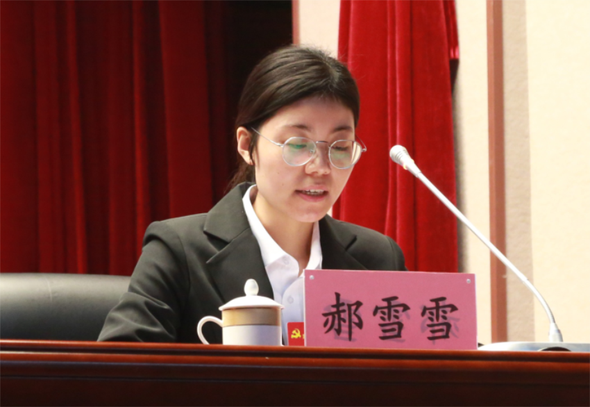 中共徐州寶潤實(shí)業(yè)集團(tuán)黨委常委、組織部長、黨委辦公室主任郝雪雪宣讀中共徐州寶潤實(shí)業(yè)集團(tuán)第一屆黨委委員和紀(jì)委委員候選人名單及個(gè)人簡歷
